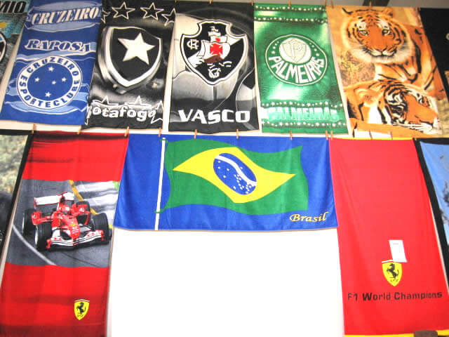 Toalhas de clubes, do Brasil e a oficial da Ferrari.